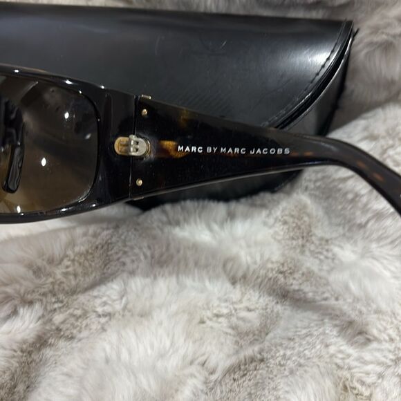 Marc Jacobs SpellOut Wide Temple Sunglasses - Picture 4 of 7